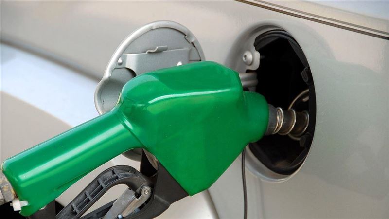 台灣新聞通訊社-油價大漲引恐慌!貨車司機排隊加油等10小時 隔日被發現陳屍後座