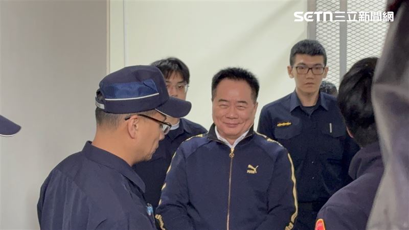 台灣新聞通訊社-蔡正元判刑3年6月、今報到入監！戴手銬「點頭微笑」上囚車畫面曝光