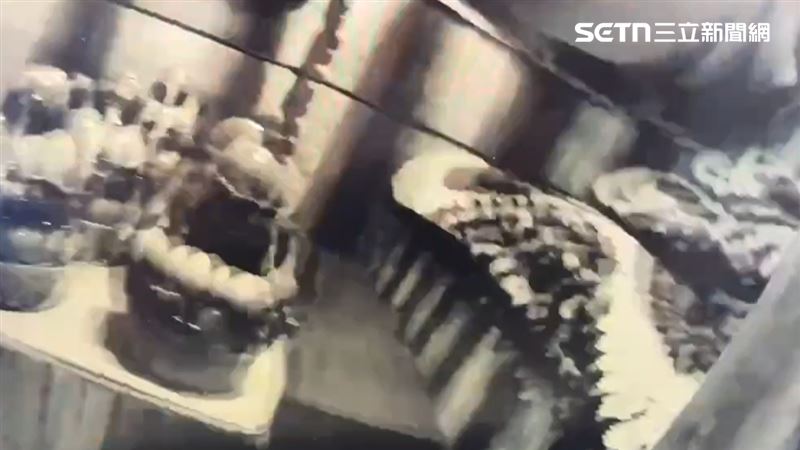 台灣新聞通訊社-搭棚告別式深夜突遭闖入「喪家傻眼」毒駕男死命逃…警舉電擊槍讓他跪地