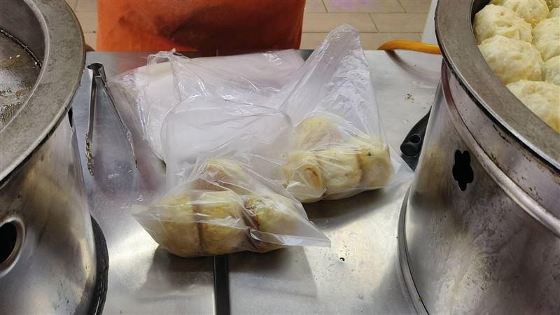 台灣新聞通訊社-直擊／塑膠袋變貴衝擊！生煎包拒分裝「1顆1袋」　改四顆裝還設低消