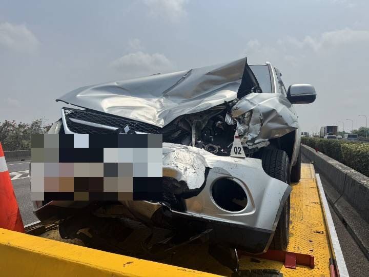 台灣新聞通訊社-快訊／國道1驚悚撞擊！休旅車遭撞噴「擦撞護欄失控」180度翻覆