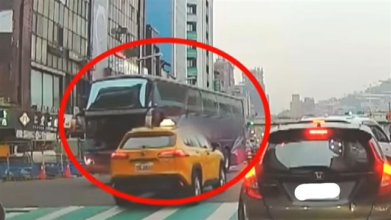 台灣新聞通訊社-基隆鬧區遊覽車逆向大迴轉！汽機車傻眼閃避、周邊塞爆　目擊民眾罵翻天
