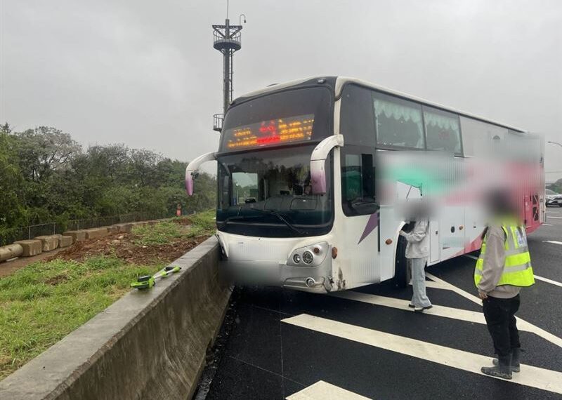 台灣新聞通訊社-快訊/國1事故!國光客運駕駛「一陣暈眩」沿路擦撞護欄 現場畫面曝