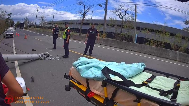 台灣新聞通訊社-大車勾電線⋯「電線桿斷裂」砸死36歲男師!不只駕駛 中華電信他也慘了