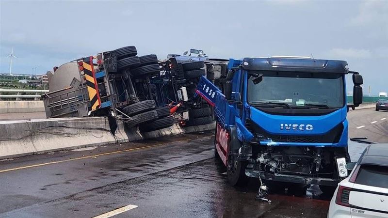台灣新聞通訊社-台61恐怖碰撞!廢水槽車碰撞大貨車「衝跨卡分隔島」 駕駛一度受困