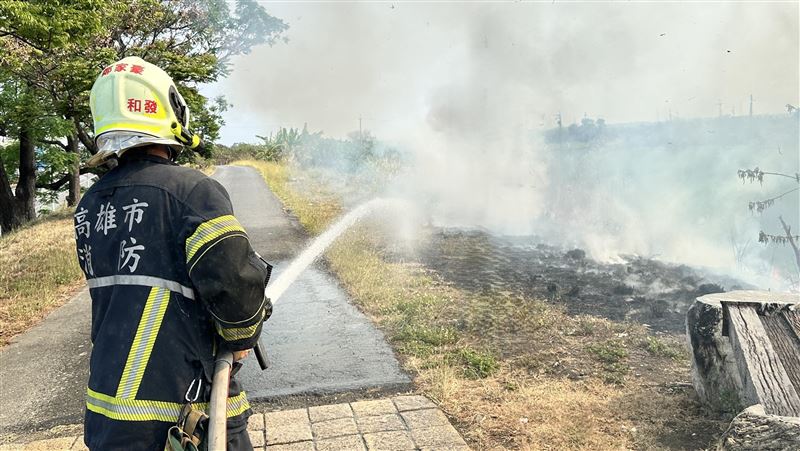 台灣新聞通訊社-大寮河堤驚見「火神」？2小時連6燒…不排除人為　警方要查了