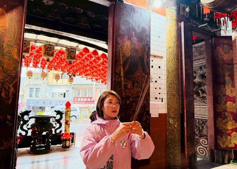 台灣新聞通訊社-初選順利過關蔡美華冒雨車掃感謝汐金萬鄉親支持