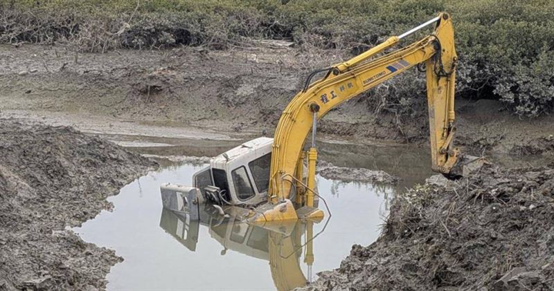 台灣新聞通訊社-金門怪手浯江溪除草「泥足深陷」 已抽空油箱防污染縣府研擬拖離方案