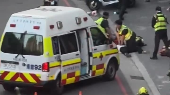 台灣新聞通訊社-快訊／台中街頭命案！20歲女頸部插刀送醫不治　行兇男被帶回偵辦中