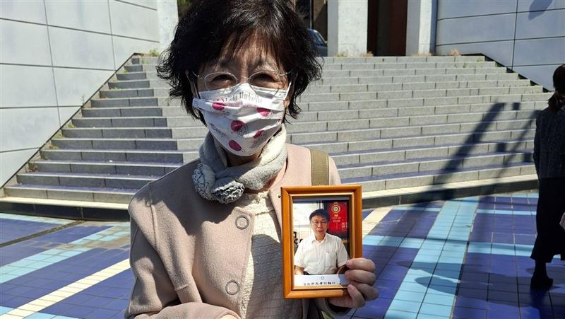 台灣新聞通訊社-陳佩琪「捧照」犯忌衰運成真！命理師籲柯文哲4招解套：少說話