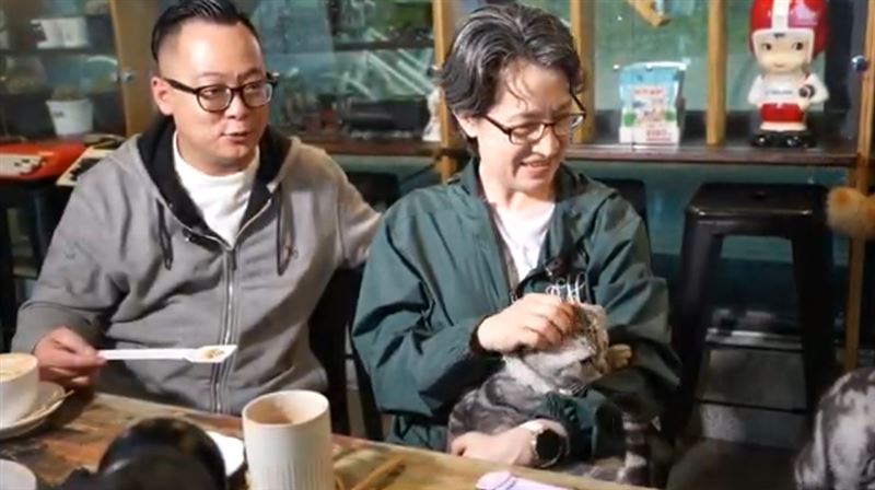台灣新聞通訊社-合體蕭美琴療癒擼貓　童子瑋爆：蔡英文的皺紋「跑到賴清德身上」