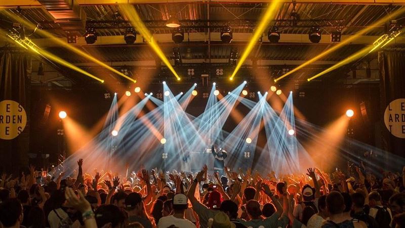 台灣新聞通訊社-妹子看演唱會…遭噁男當眾性侵！「緊貼洩慾」過程全拍下