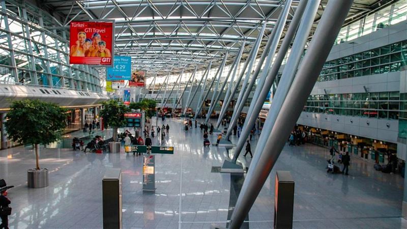 台灣新聞通訊社-班機延誤別只傻排隊!1招秒改票 網:快很多