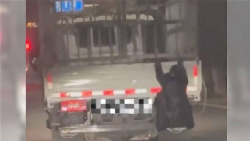 台灣新聞通訊社-人妻懷疑有小三「肉身掛車」抓姦！驚險畫面嚇壞警　丈夫遭開罰