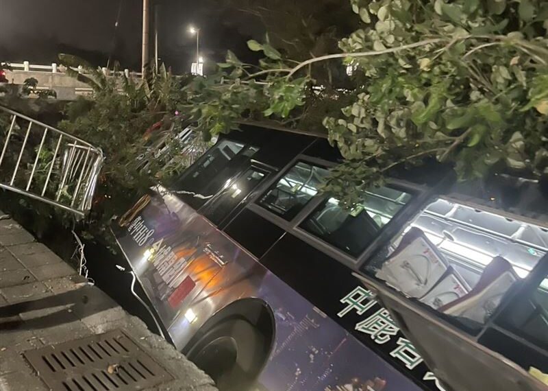 台灣新聞通訊社-快訊／警笛狂鳴！台中公車失控撞樹翻覆田中央　大批警消趕抵救援中