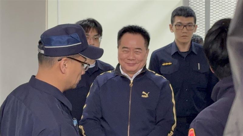 台灣新聞通訊社-藍營大老入獄竟「集體消失」？館地檢護送蔡正元　怒噴國民黨：太現實