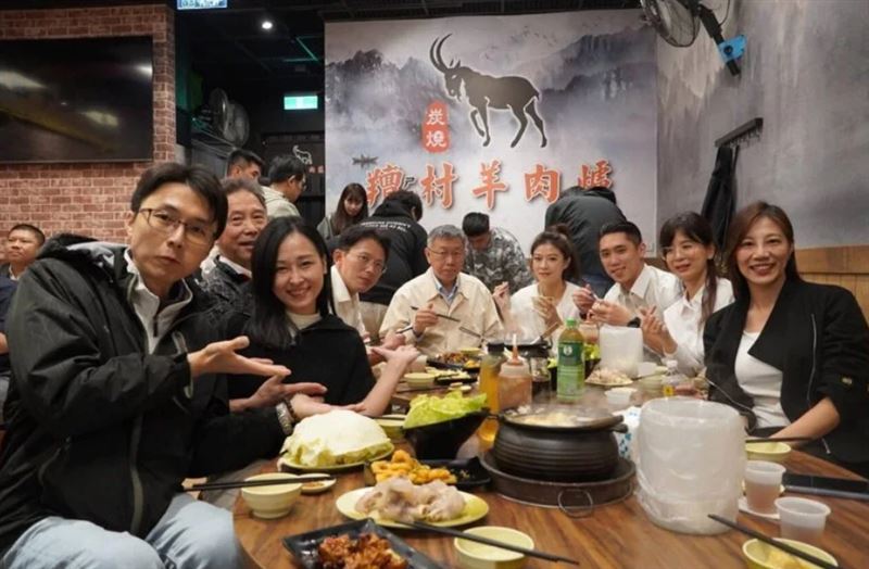 台灣新聞通訊社-柯文哲率團吃羊肉爐挨酸忽視吃素者！蔡英文請客作法成對比