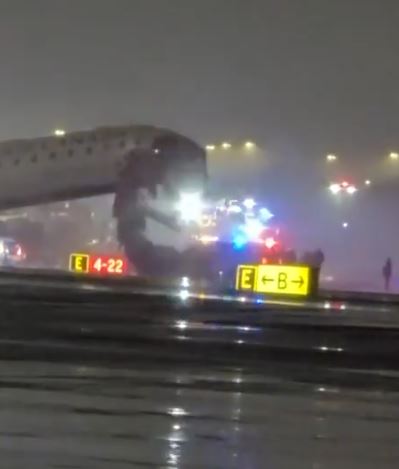 台灣新聞通訊社-錄音曝！塔台狂喊「停下」仍難挽回…客機降落撞消防車、正副機師喪命