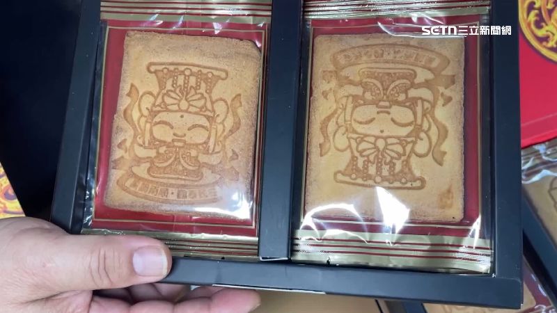 台灣新聞通訊社-獨家／瘋媽祖！業者推「微笑煎餅神像」　換個角度變沉思