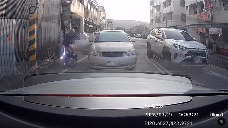 台灣新聞通訊社-轎車停路中…副駕「開門殺」擊落機車！騎士連人帶車撞電線桿