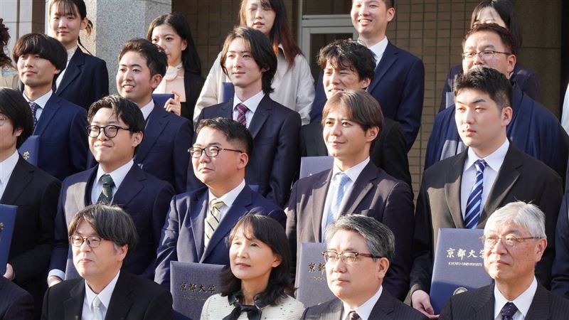 台灣新聞通訊社-狠甩小草出征!日議員上畠寬弘「超狂學歷」曝光 是李登輝、謝長廷學弟