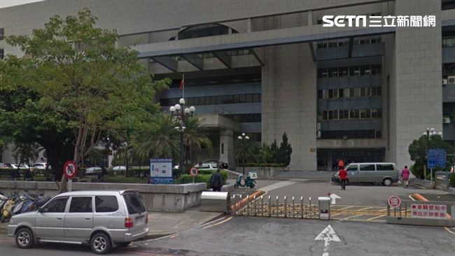 台灣新聞通訊社-不爽闖紅燈被抓！機車騎士怒用腳踹警車　「罰單變判刑4月」下場慘了