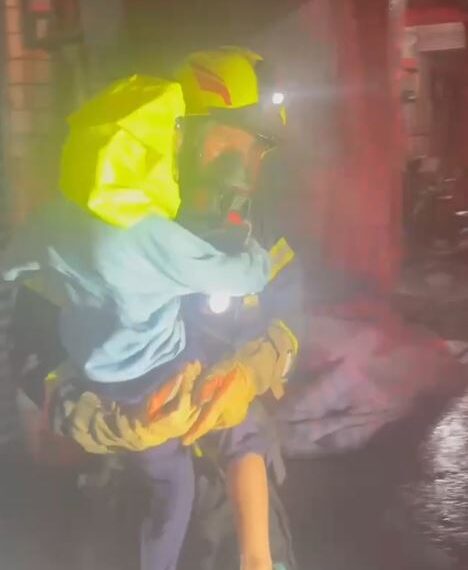 台灣新聞通訊社-屏東民宅深夜惡火!一家四口受困…2大2小頭戴「共生面罩」驚險逃出