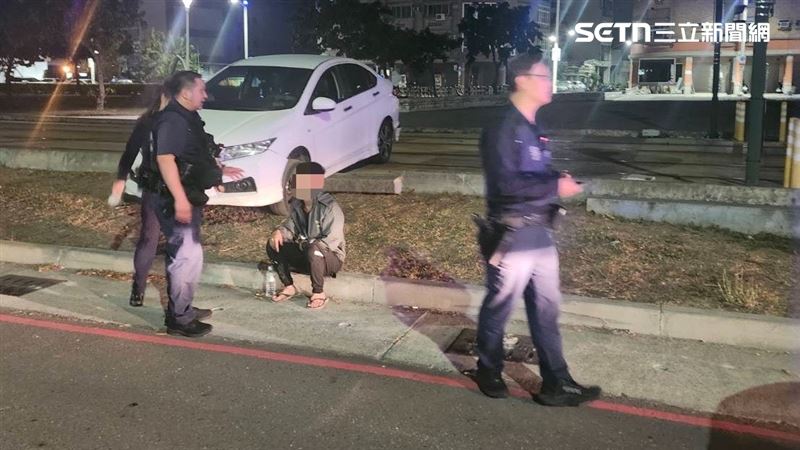 台灣新聞通訊社-吸到ㄎㄧㄤ了？開車闖輕軌受困！脫序男驗出毒駕…觸3罪、恐重罰12萬