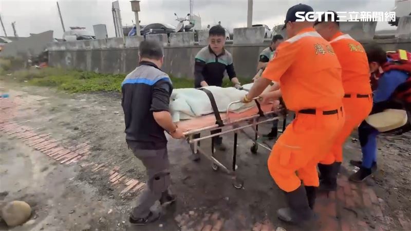 台灣新聞通訊社-王功大排驚傳落水！海巡警消接力CPR搶命　女OHCA送醫救回
