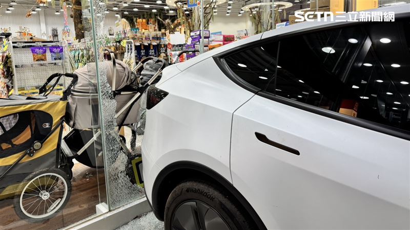 台灣新聞通訊社-特斯拉「倒車撞賣場」玻璃碎滿地！女店員眼神死…網見厭世一幕全歪樓