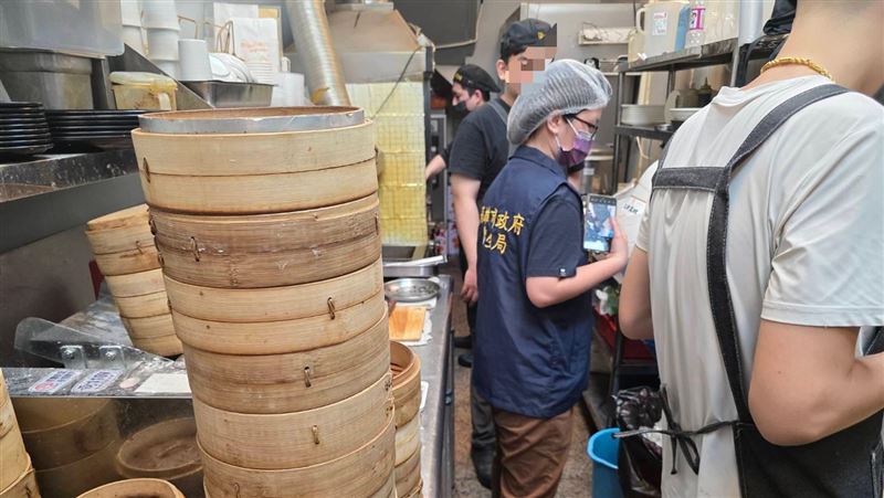 台灣新聞通訊社-外送驚見「加料衛生紙」附贈神祕黑絲！衛生局火速突擊鳳山名店