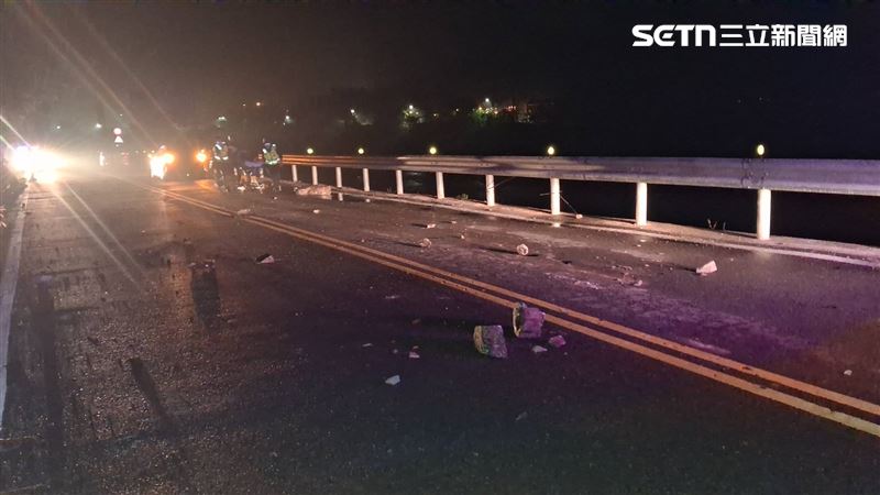 台灣新聞通訊社-深夜驚魂！台中谷關掉落大石擋路中　女駕駛迎面撞擊嚇壞