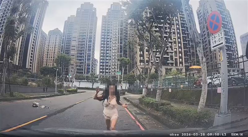 台灣新聞通訊社-短裙辣妹新莊副都心狂吼隨機攔車捶引擎蓋　警到場強制送醫防憾事