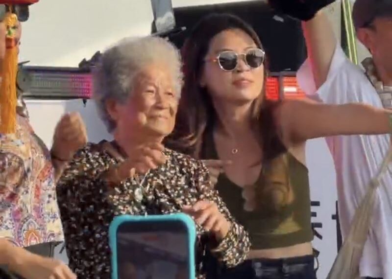 台灣新聞通訊社-叫你阿嬤出來玩！90歲衝大港開唱…嗨到「不想回家」不拄拐杖狂搖畫面曝