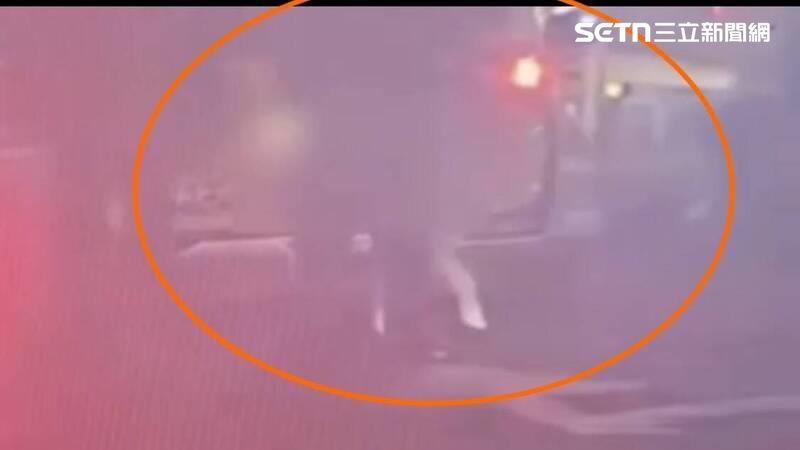 台灣新聞通訊社-還出腳踹車！她抱怨車門難開被反嗆　男友暴打小黃司機雙雙送辦