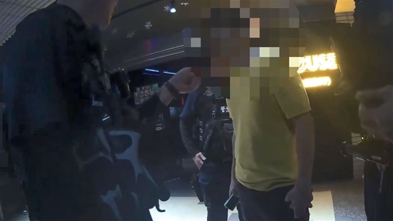 台灣新聞通訊社-韓國男酒醉「聽不懂韓語」拒付900元!裝傻想落跑被警帶回