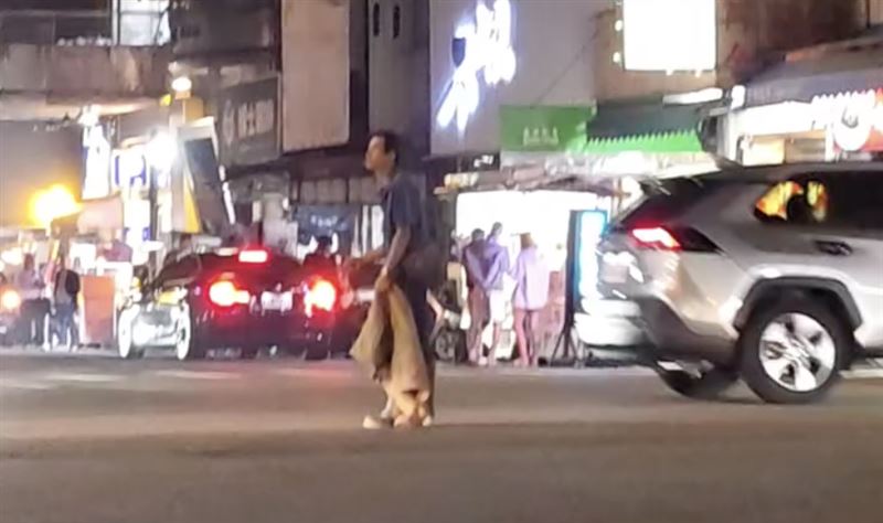 台灣新聞通訊社-喝太ㄎㄧㄤ！台中酒空伯「闖十字路口」跳怪舞又指揮交通　驚險畫面曝光