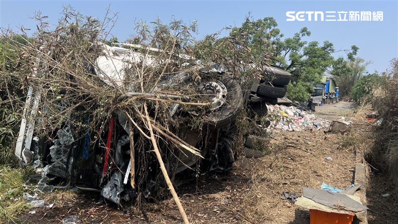 台灣新聞通訊社-慘況曝！聯結車爆胎「衝出國道邊坡」車淪廢鐵…駕駛命大、輕傷送醫