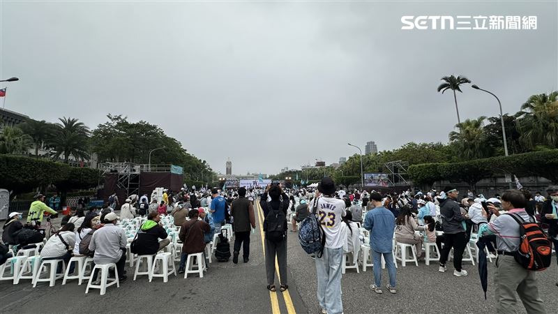 台灣新聞通訊社-喊為柯文哲討公道！小草上凱道抗議畫面曝光　民眾黨：現場超過1萬人