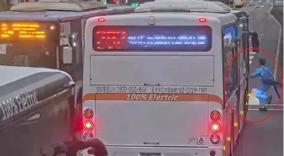 台灣新聞通訊社-有片／差一秒沒命！北市學童趕公車「闖紅燈狂奔」　公車急煞驚險畫面曝