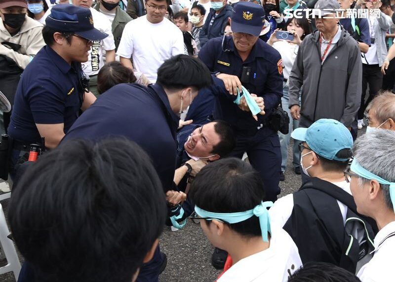 台灣新聞通訊社-快訊／小草凱道集結！網紅吃屎哥高喊「柯文哲貪污」　遭警方壓制帶離