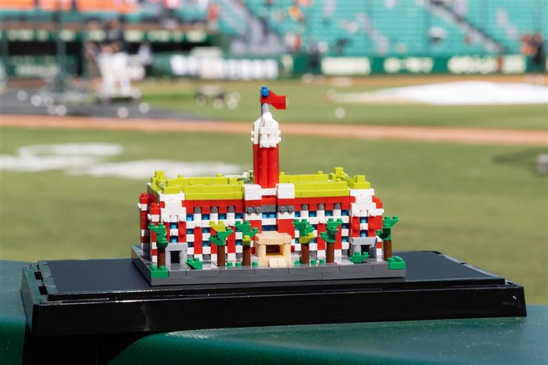 台灣新聞通訊社-賴清德喊「士可殺不可辱！ 贈餅總「總統府模型」：我還在等統一獅進府