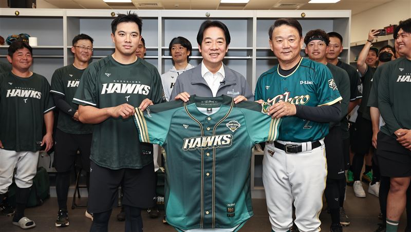 台灣新聞通訊社-CPBL／賴清德驚喜現身台鋼雄鷹休息室！　亞太球場中職首戰總統親見證