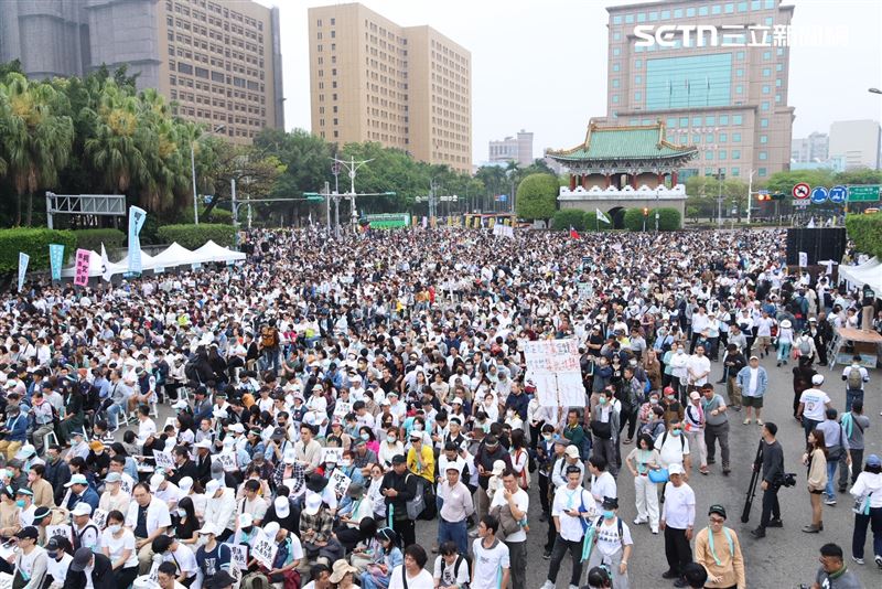 台灣新聞通訊社-周軒喊認識很多小草「社經地位比我好上百倍」:不要再假設他們需要人教