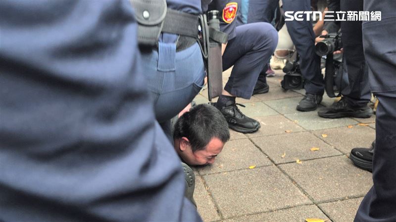 台灣新聞通訊社-提前暴露身分！凱道集會鬧場被警抬走　吃屎哥：首次任務失敗
