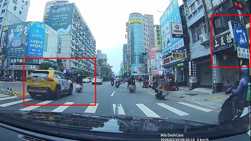 台灣新聞通訊社-驚悚畫面曝光！三重女騎士「未兩段左轉」鬼切　被直行小黃猛撞輾過骨折