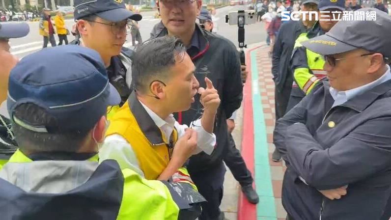 台灣新聞通訊社-丟水球被架離！游智彬高喊警察打人　北市警：保障合法集會