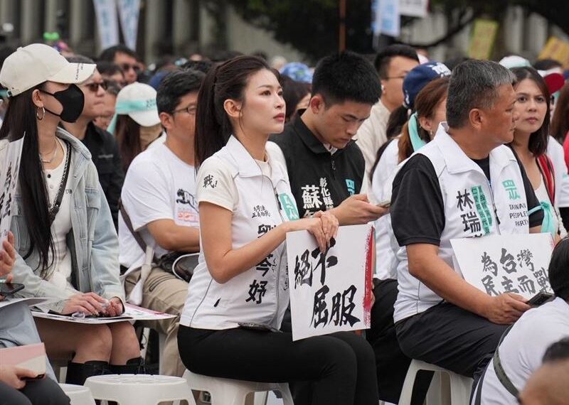 台灣新聞通訊社-小草女神凱道挺柯脫口「1句真心話」　網嚇：不是說清清白白？