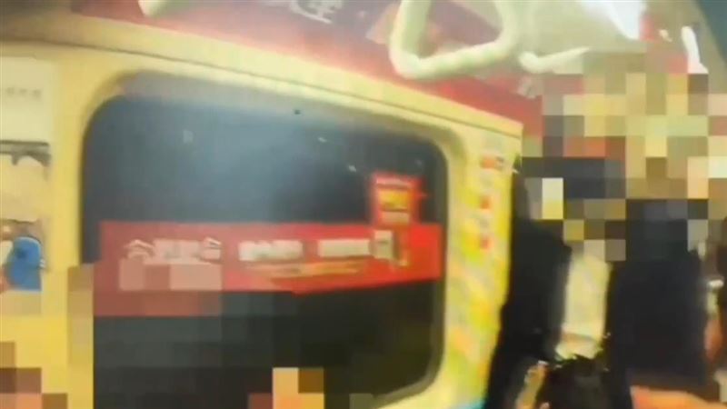 台灣新聞通訊社-「這我朋友的位!」北捷善導寺驚魂 男子霸位嗆聲引爆車廂大亂鬥