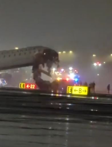 台灣新聞通訊社-亡命瞬間曝光！客機載76人降落撞上消防車…機鼻全爛、正副駕駛雙亡